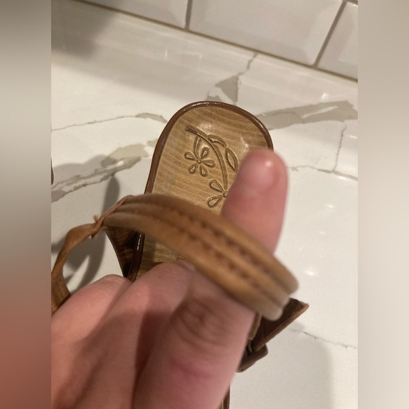 Women Kenneth Cole reaction brown tan wedge leather sandal shoe heel cork 7.5 - Picture 2 of 16